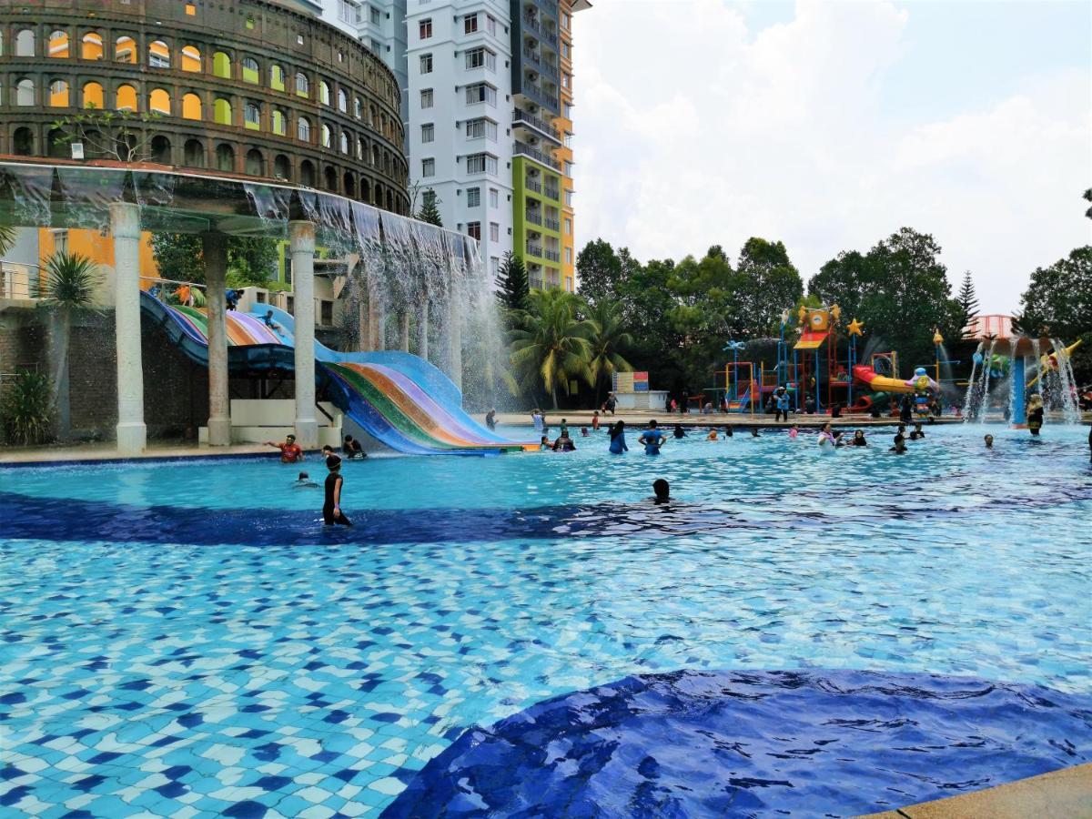 B - Lagoon Water Themepark Suite Melaka Town Exterior photo
